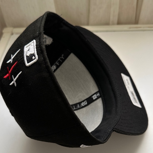 New Era Black Cap with White Embroidery - Picture 9 of 9